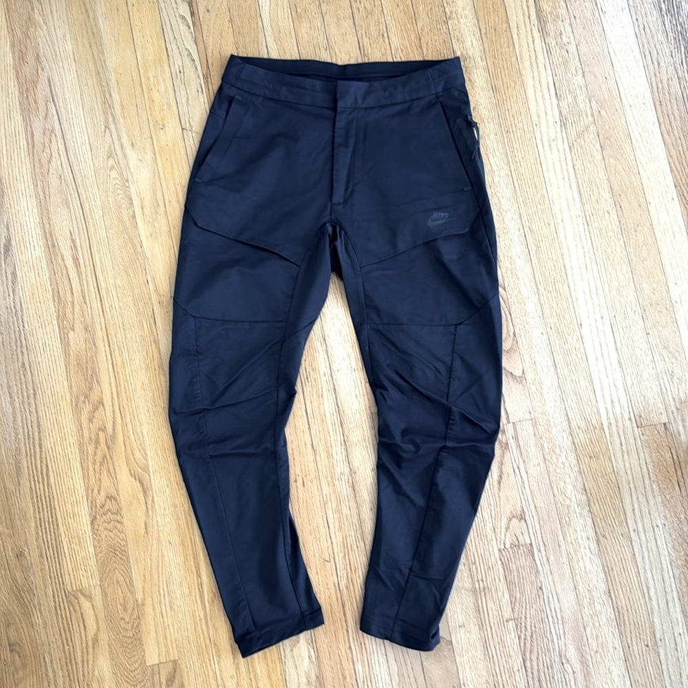 Men’s Nike black pants. Sculpted and tapered leg. Size 30.
